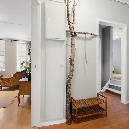 Spacious & Cozy Hideaway With Location Leilighet *