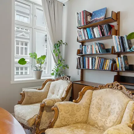 Apartment Spacious & Cozy Hideaway With Central Location